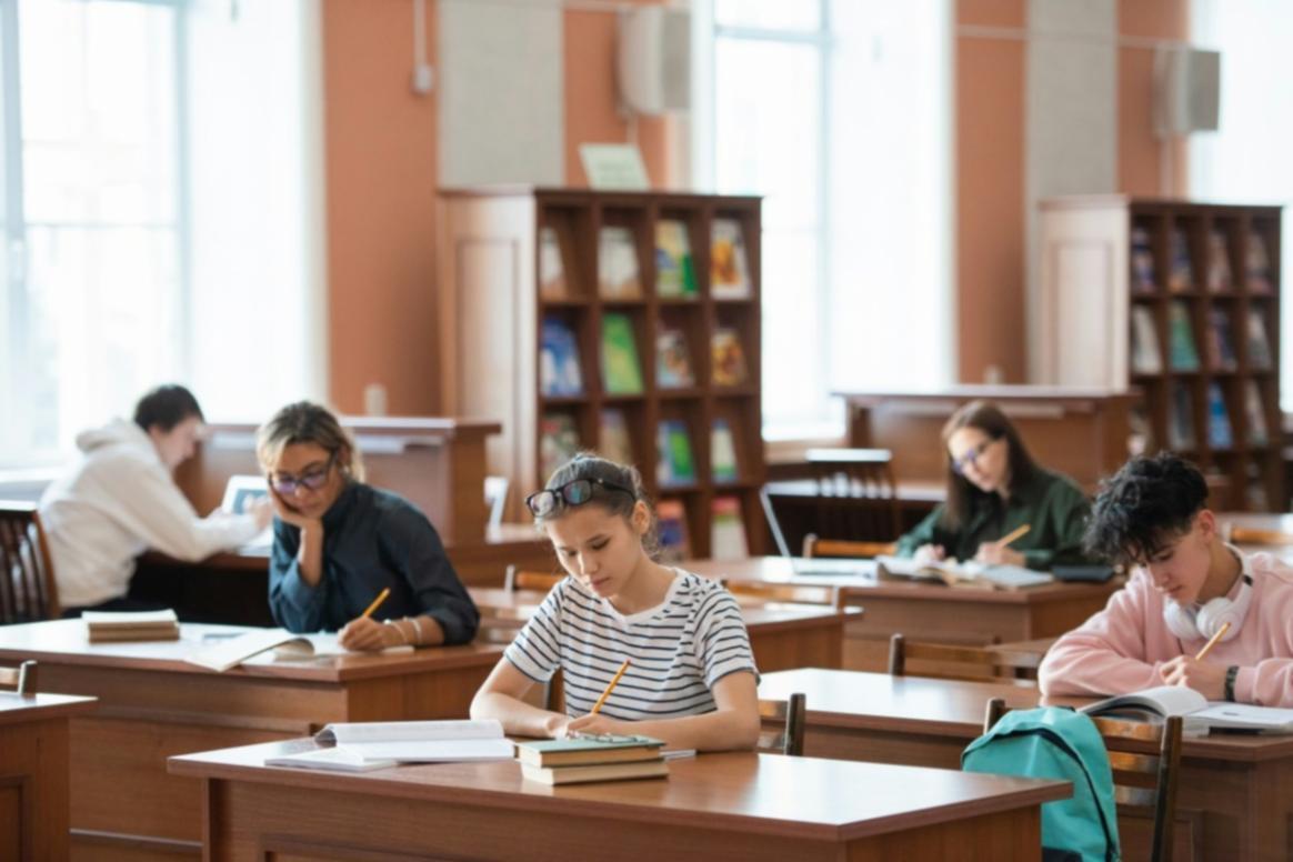 SEO Content Arbeitsprozess mit Laptop und Notizen