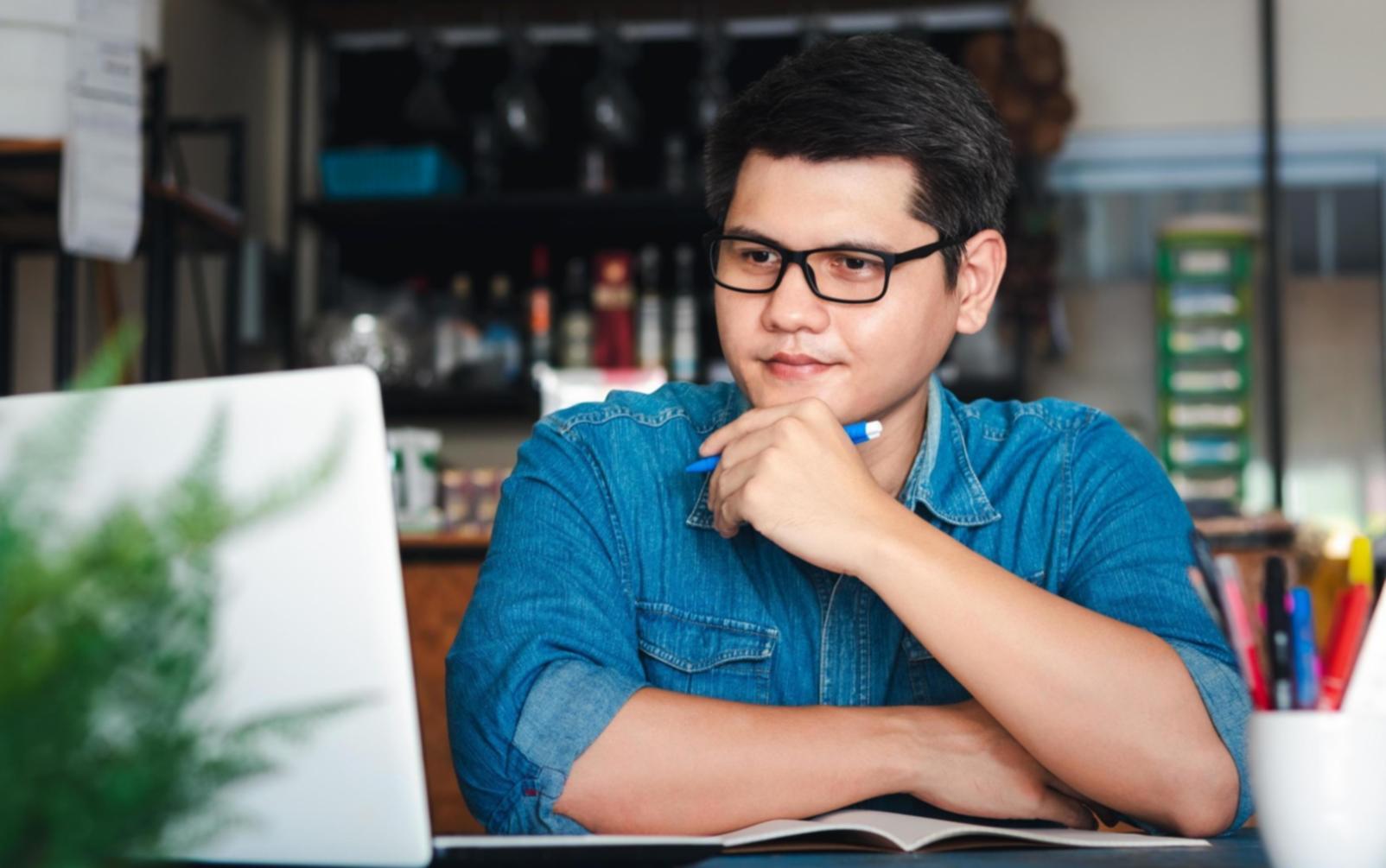 Arbeitsbereich mit Laptop und Dokumenten für Content-Strategie